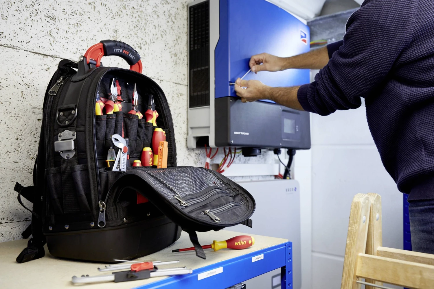Wiha 45153 Veto Pro Pac Tool Backpack Set L Electric 26 Piece VDE Tool Kit - Image 2